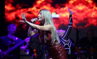Hande Yener’den Karamürsel'de  muhteşem Konser