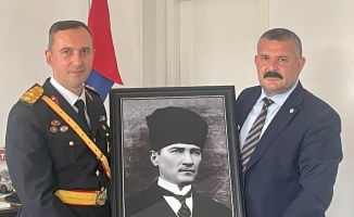 İYİ Parti'den Jandarma'ya Atatürk portresi