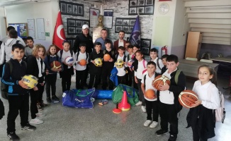 İzmit Belediyesi'nden okullara spor   malzemesi desteği