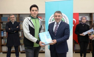 Başkan Şayir TYT ve AYT kaynak kitabı ve soru bankası dağıttı
