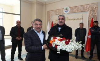Başkan Şayir, çiçeklerle karşılandı