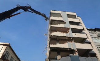 Büyükşehir, Kınay İş Merkezi’nin  yıkımına başladı