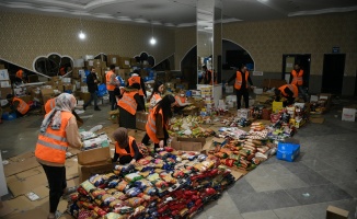 Depremzedelere gıda ve kıyafet desteği sürüyor