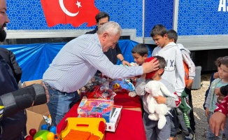 CHP adayı Nail Çiler depremzede çocukları sevindirdi