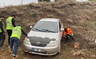 İzmit Belediyesi ekipleri afet bölgesinde yoldan çıkan aracı kurtardı