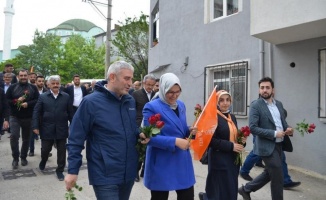 AK Partili adaylar Gebze’de mahalleleri gezdi