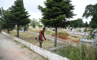 Çayırova’da mezarlıklar bayrama hazır