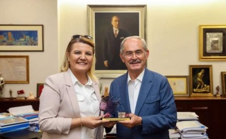Başkan Hürriyet, Büyükerşen’e Altın Pişmaniye ödülünü takdim etti 